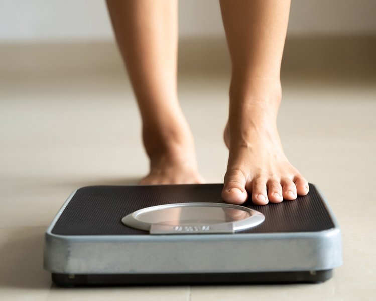 sobrepeso pies bascula