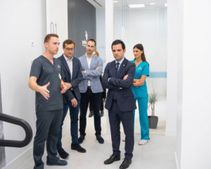 El acto de inauguración de la Clínica Podoactiva Paterna ha contado con la presencia de Juan Antonio Sagredo, alcalde del municipio.